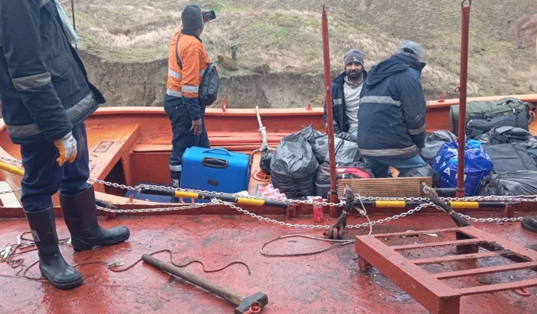 Karadeniz’de karaya oturan Türk gemisinin mürettebatı tahliye edildi