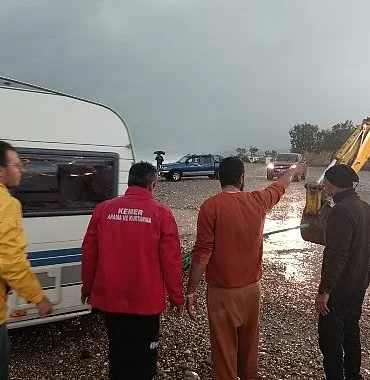 Karavanlarında mahsur kalan turistler kurtarıldı