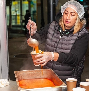 Karşıyaka’da 15 bin kişiye sıcak çorba ikramı