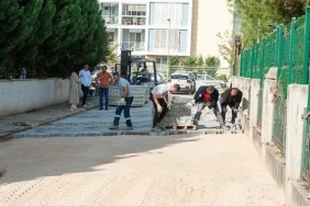 Karşıyaka’da okul çevrelerinde yol bakım çalışması