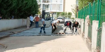 Karşıyaka’da okul çevrelerinde yol bakım çalışması