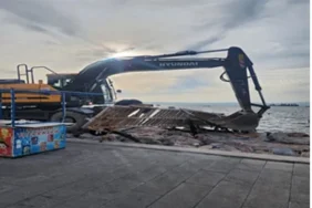 Karşıyaka’daki kaçak iskeleler yıkılıyor