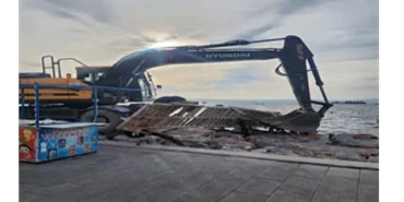 Karşıyaka’daki kaçak iskeleler yıkılıyor