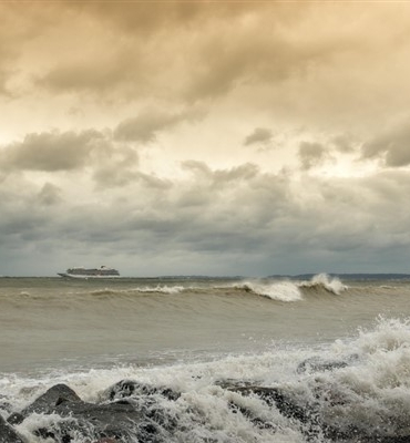 Kartal açıklarında sürüklenen kargo gemisi emniyetle demirletildi