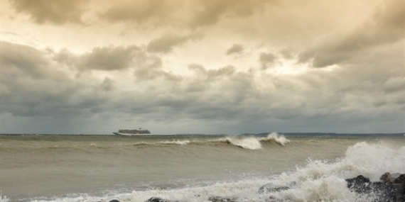 Kartal açıklarında sürüklenen kargo gemisi emniyetle demirletildi
