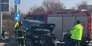 Kayseri'de iki otomobilin çarpıştığı kazada 5 kişi yaralandı
