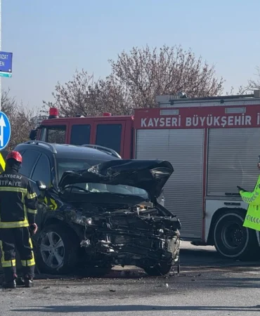 Kayseri'de iki otomobilin çarpıştığı kazada 5 kişi yaralandı