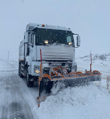 Kayseri'de yoğun kar yağışı sonrası 286 mahalle yolu ulaşıma açıldı