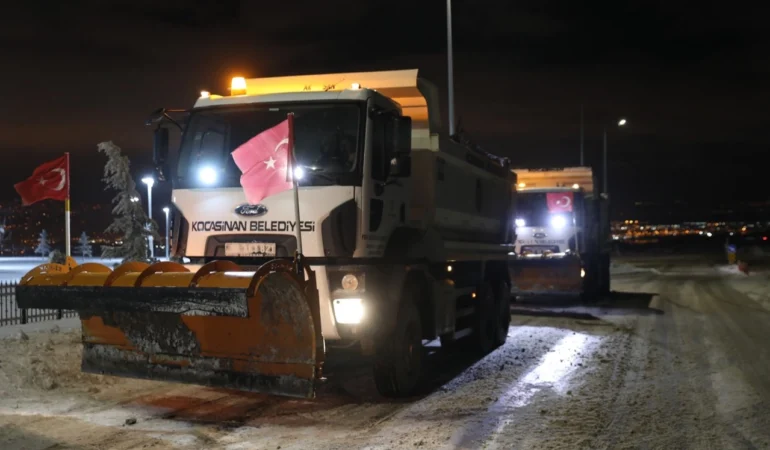 Kayseri Kocasinan'da kar mesaisi aralıksız sürüyor