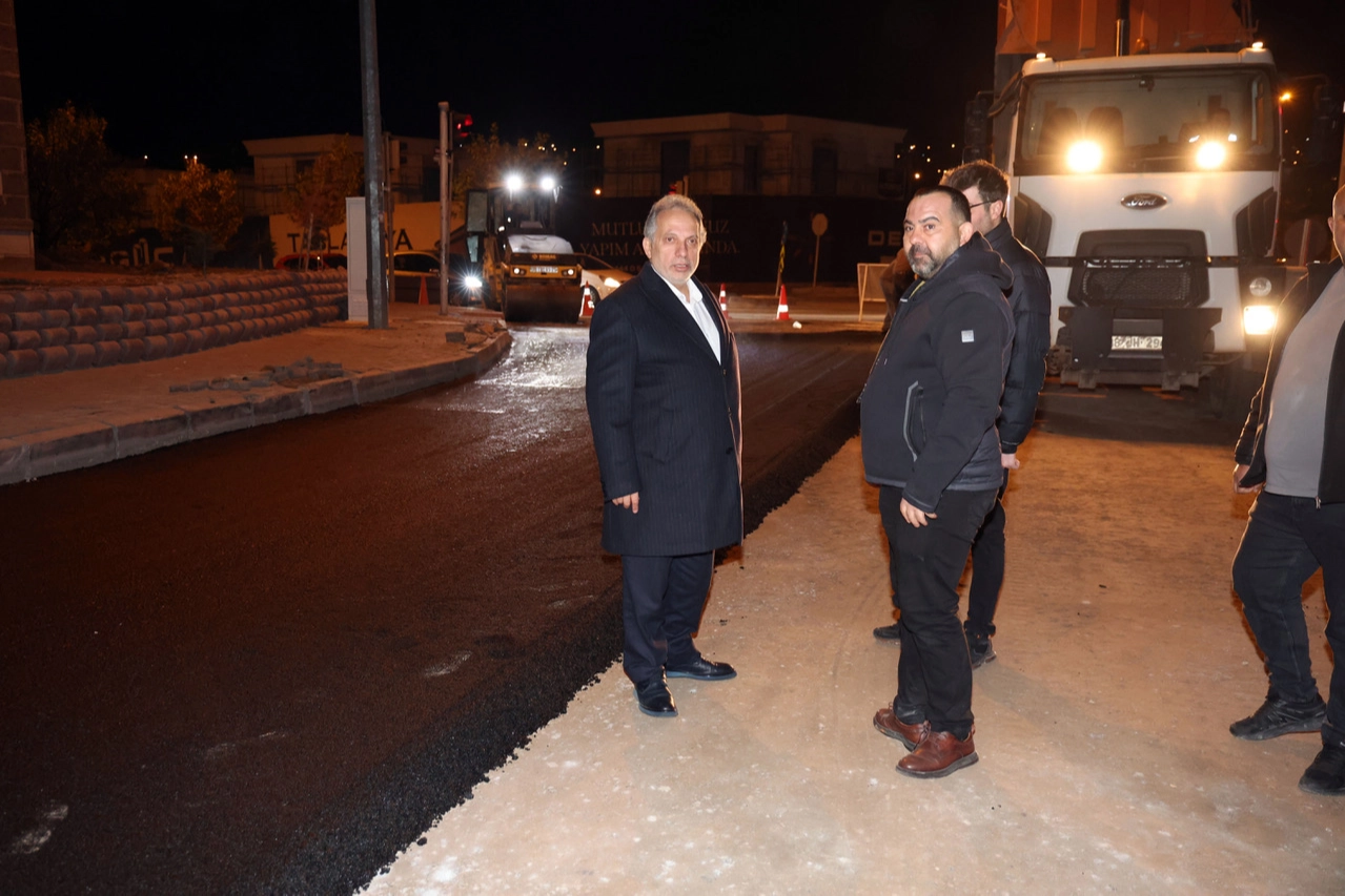 Kayseri Talas'ın 'Belediye Mahallemiz'de projesi Mevlana'da fazla mesai yaptı