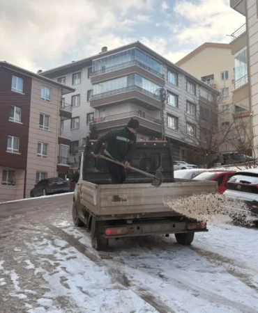 Keçiören’de karla mücadele çalışmaları devam ediyor