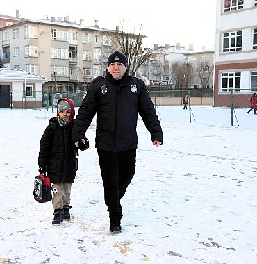 Keçiören’de Okul Çevrelerinde Karla Mücadele ve Güvenli Geçiş Çalışması