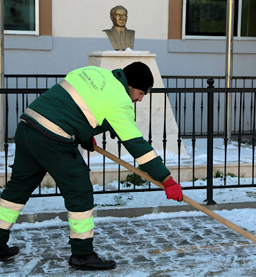 Keçiören’de okullarda karla mücadele çalışmaları sürdürülüyor
