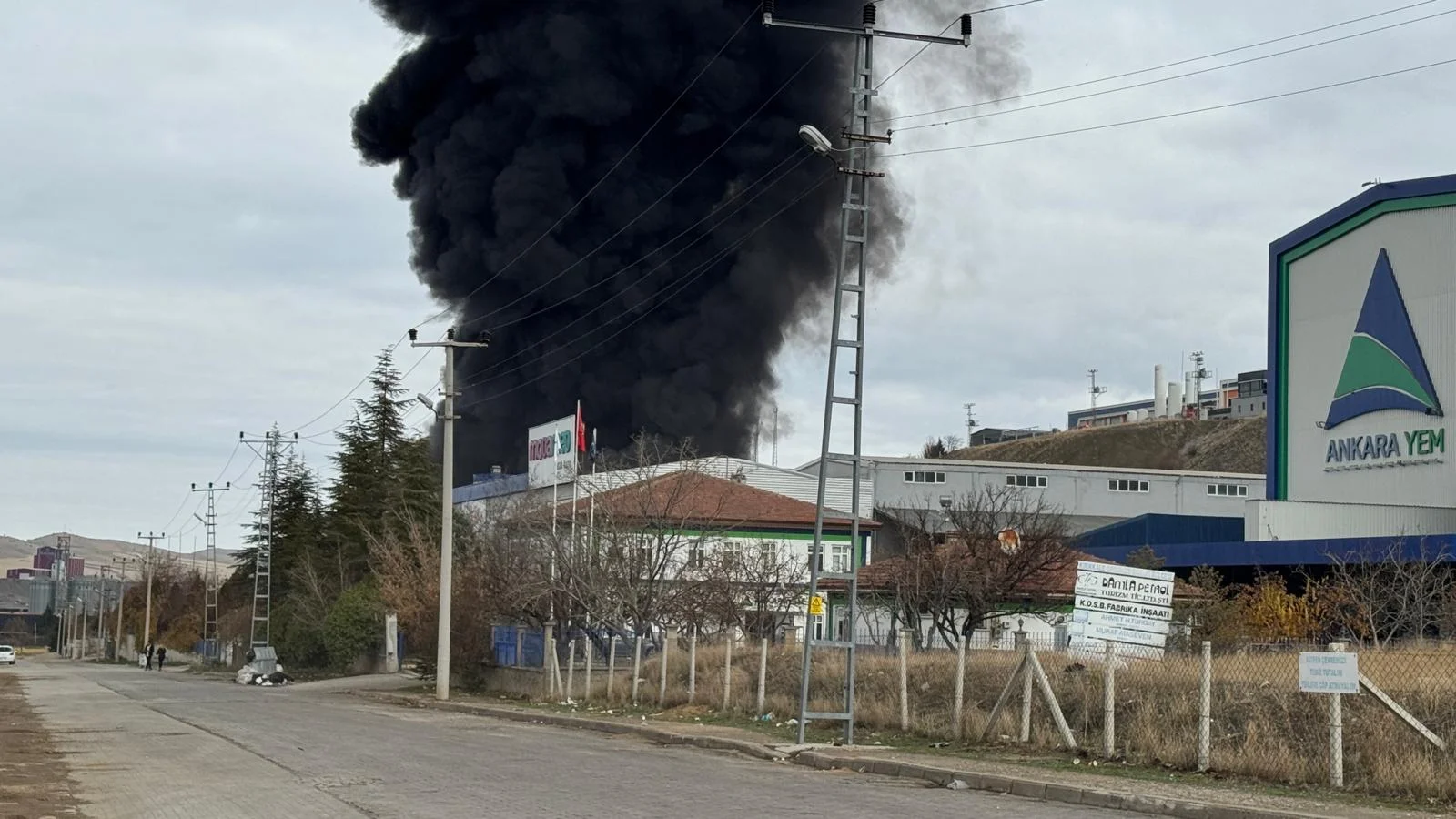 Kırıkkale OSB'de bir fabrikada çıkan yangına müdahale ediliyor