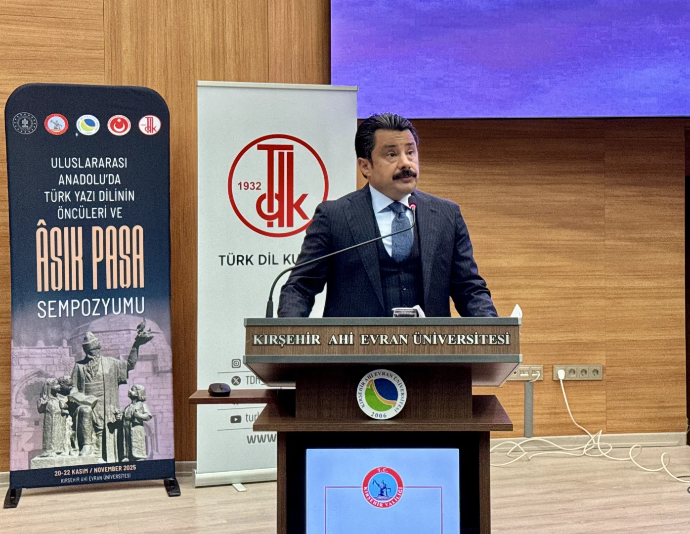 Kırşehir'de "Uluslararası Anadolu'da Türk Yazı Dilinin Öncüleri ve Aşık Paşa Sempozyumu" başladı