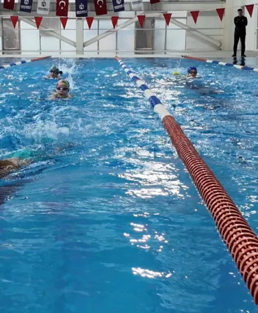 Kocaeli Çayırova’da yüzme havuzuna 20 bin kişi ilgi gösterdi