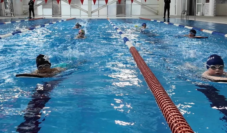 Kocaeli Çayırova’da yüzme havuzuna 20 bin kişi ilgi gösterdi