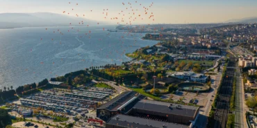 Kocaeli'de turuncu balonlar şiddetsiz dünya için gökyüzüne bırakıldı