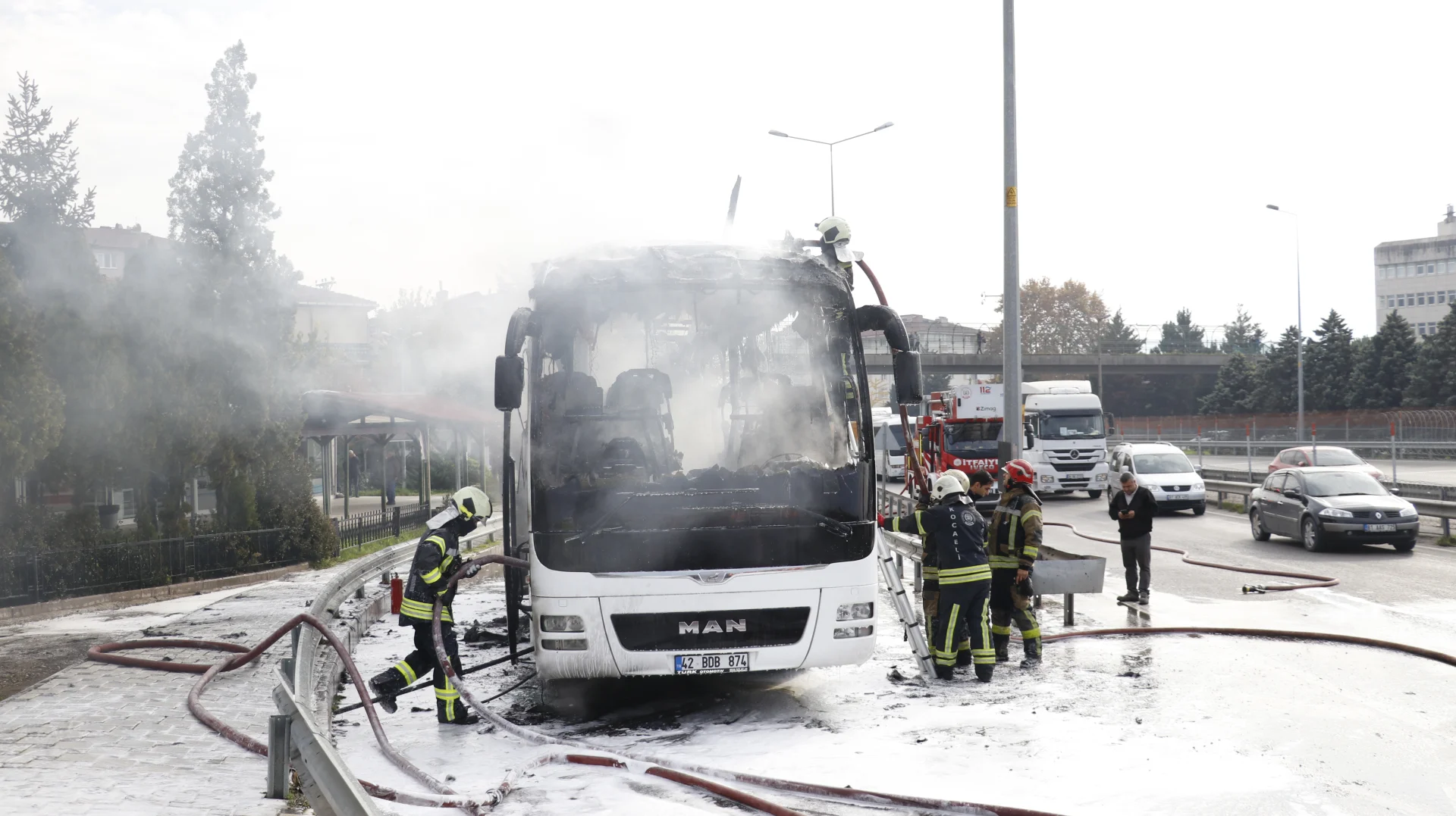 Kocaeli'de yolcu otobüsü yangında kullanılamaz hale geldi