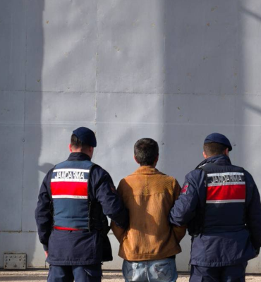 Kocaeli’nde hapis cezasıyla aranan 2 şahıs yakalandı