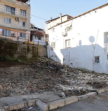 Konak’ta metruk bina yıkımları sürüyor