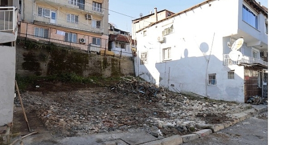 Konak’ta metruk bina yıkımları sürüyor