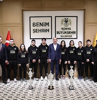 Konya Büyükşehir’in Başarılı Judocuları 2025’te Kazandıkları Kupaları Başkan Altay’a Takdim Etti