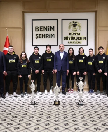 Konya Büyükşehir judocuları kupalarını Başkan Altay’a takdim etti