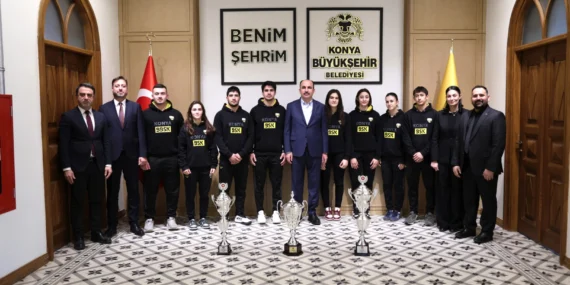 Konya Büyükşehir judocuları kupalarını Başkan Altay’a takdim etti