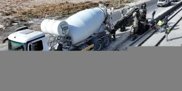 Konya Büyükşehir, Yeni Tramvay Hattı İnşaatında Trafiği Kapatmadan Örnek Bir Sistemle Beton Bariyer Yapıyor