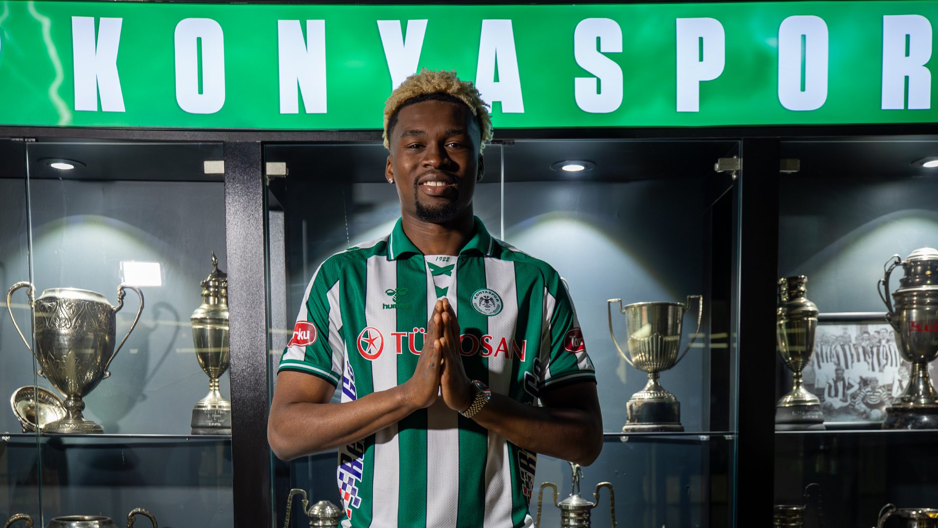 konyaspor-savunma-oyuncusu-adamo-nagaloyu-transfer-etti-qxxhsdVv.jpg