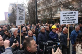 Kosova'da enerji kurumu çalışanları maaş artışı talebiyle gösteri yaptı