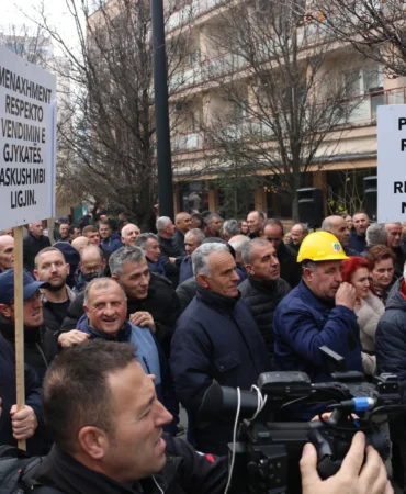 Kosova'da enerji kurumu çalışanları maaş artışı talebiyle gösteri yaptı