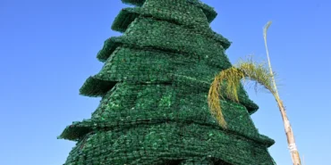 Lübnan'da doğa bilincine dikkat çekmek için binlerce plastik şişeden dev sedir ağacı yapıldı