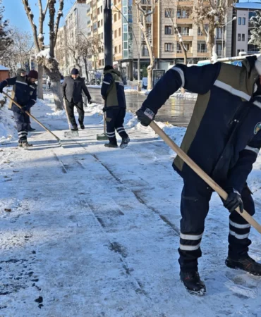 Malatya’da Büyükşehir, karla mücadeleyi sürdürüyor