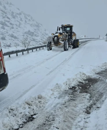 Malatya'da karla mücadele çalışmaları aralıksız devam ediyor