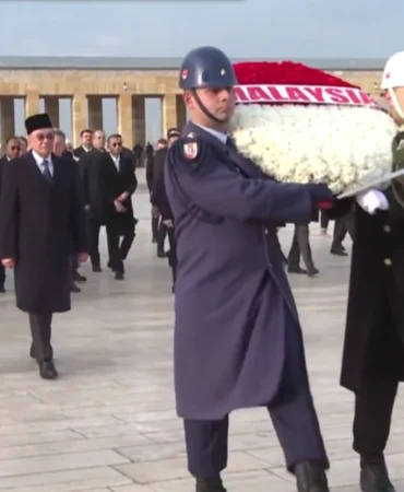 Malezya Başbakanı Enver İbrahim Anıtkabir’de