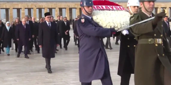 Malezya Başbakanı Enver İbrahim Anıtkabir’de