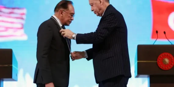 Malezya Başbakanı’na Türkiye’den Cumhuriyet Nişanı