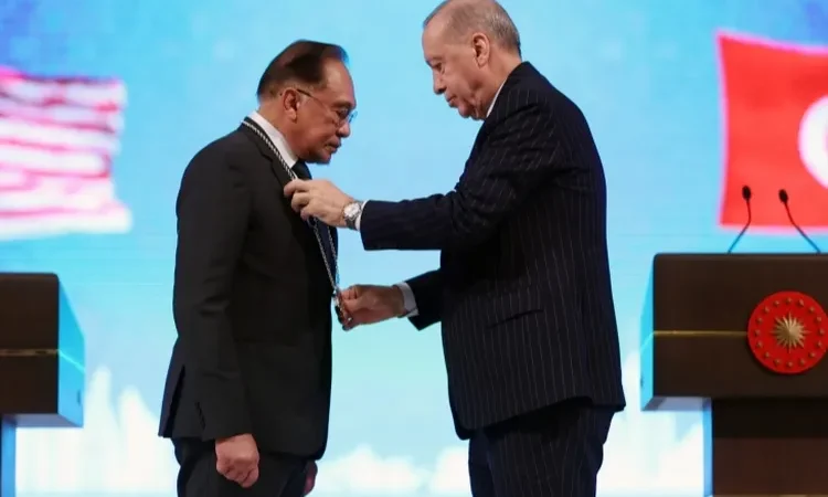 Malezya Başbakanı’na Türkiye’den Cumhuriyet Nişanı