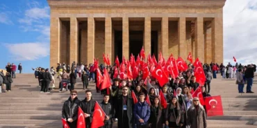 Maltepe Belediyesi, öğrencileri Anıtkabir'e götürdü
