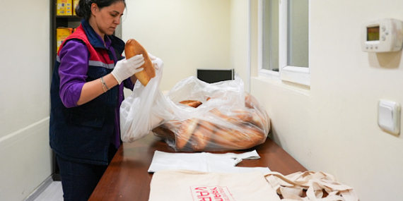 Maltepe’de ihtiyaç sahiplerine ücretsiz ekmek desteği sağlanıyor