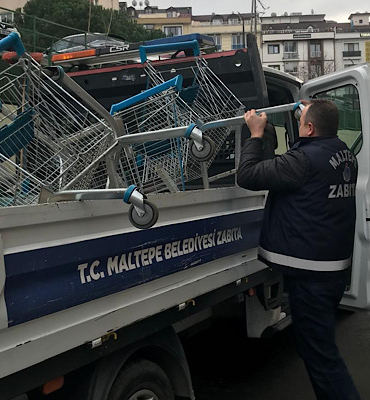 Maltepe’de yaya yollarındaki işgaller zabıta ekiplerince kaldırıldı