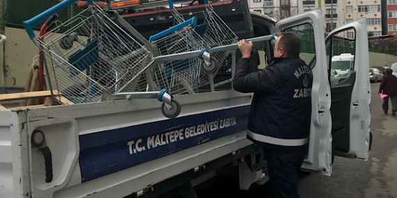 Maltepe’de yaya yollarındaki işgaller zabıta ekiplerince kaldırıldı