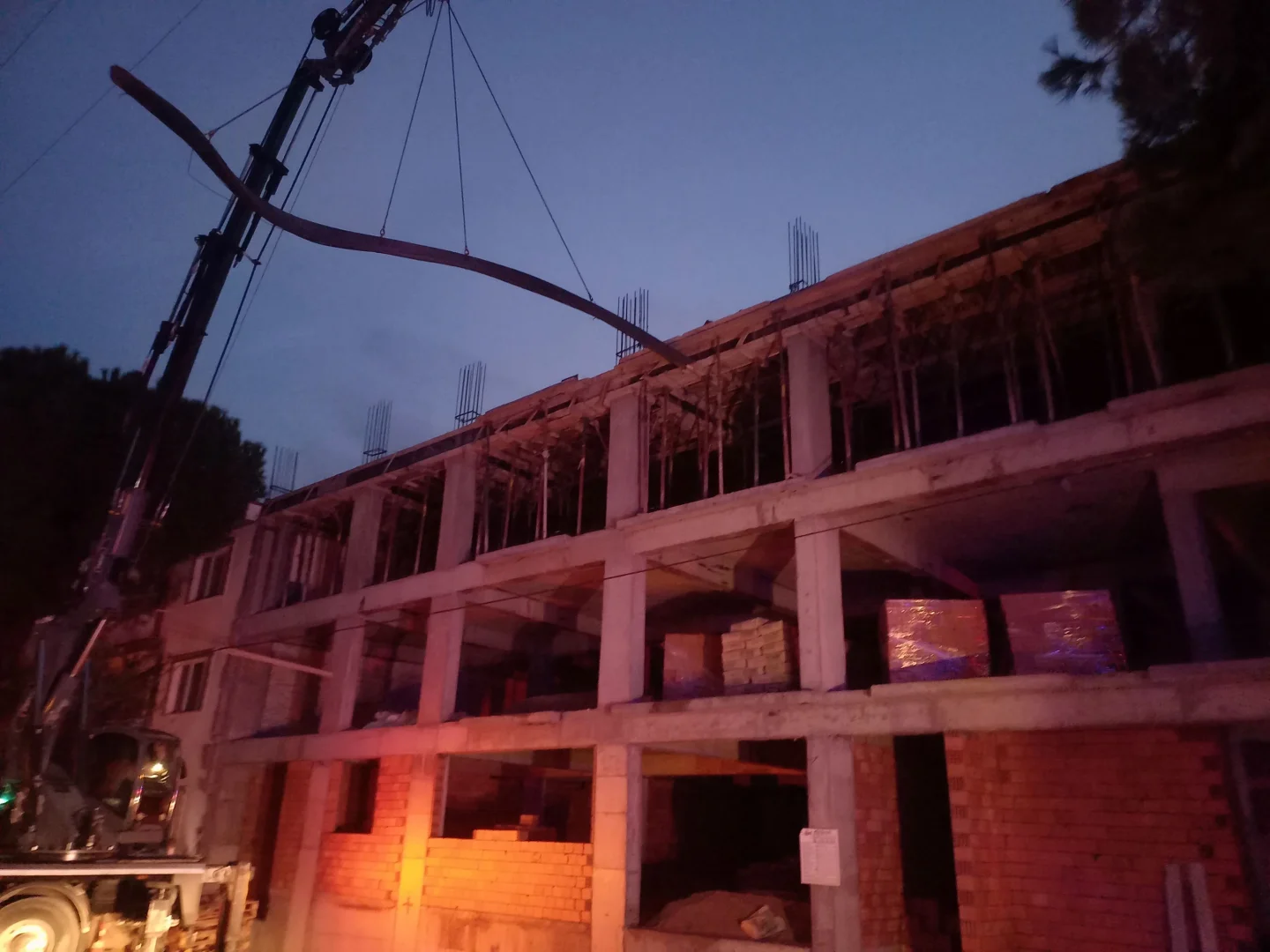 Manisa'da elektrik akımına kapılan vinç operatörü öldü