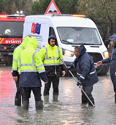 Manisa’da fırtına ve sağanak yağışa anında müdahale