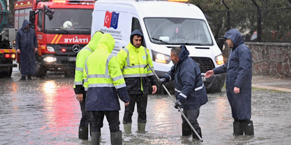 Manisa’da fırtına ve sağanak yağışa anında müdahale