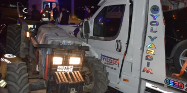 Manisa'da traktör ile çekicinin çarpıştığı kazada 3 kişi yaralandı