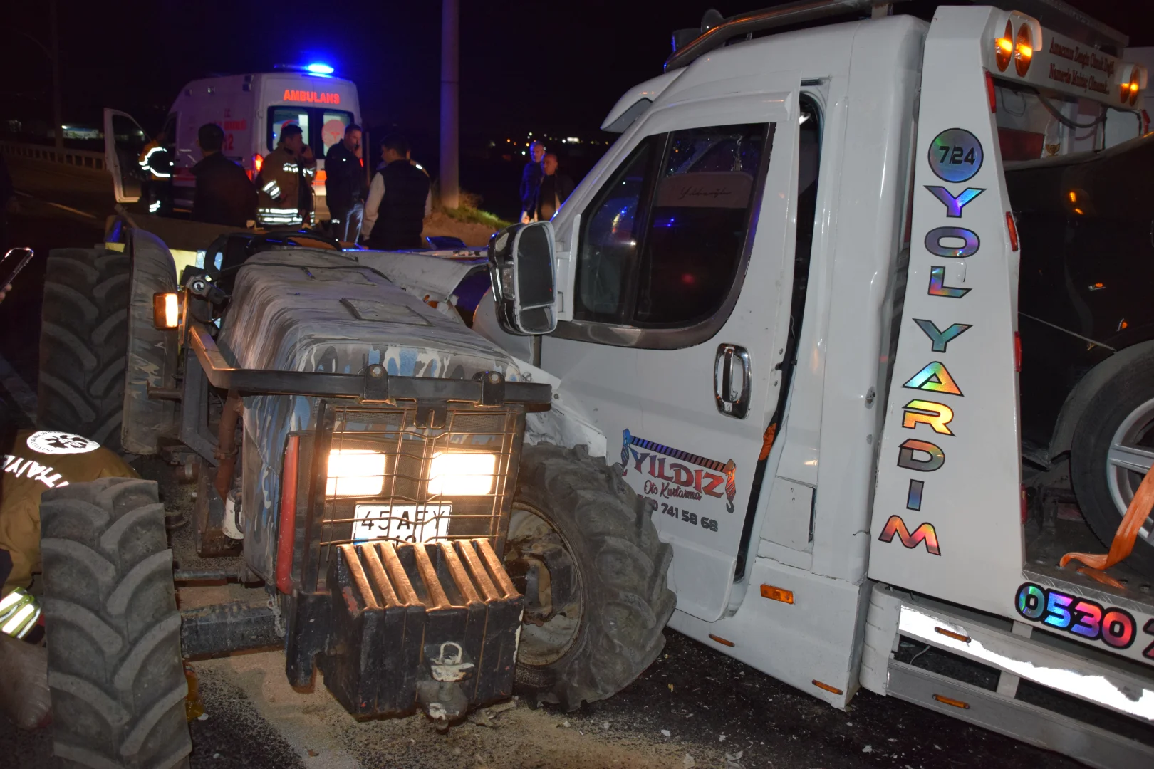 Manisa'da traktör ile çekicinin çarpıştığı kazada 3 kişi yaralandı