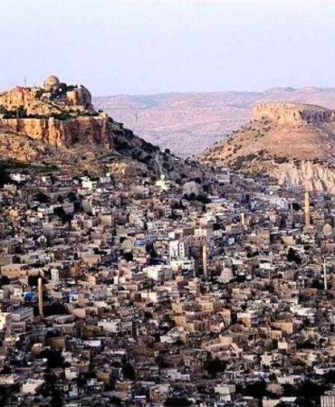 Mardin 1. Cadde'de tarihi dokuya aykırı unsurlar kaldırılıyor